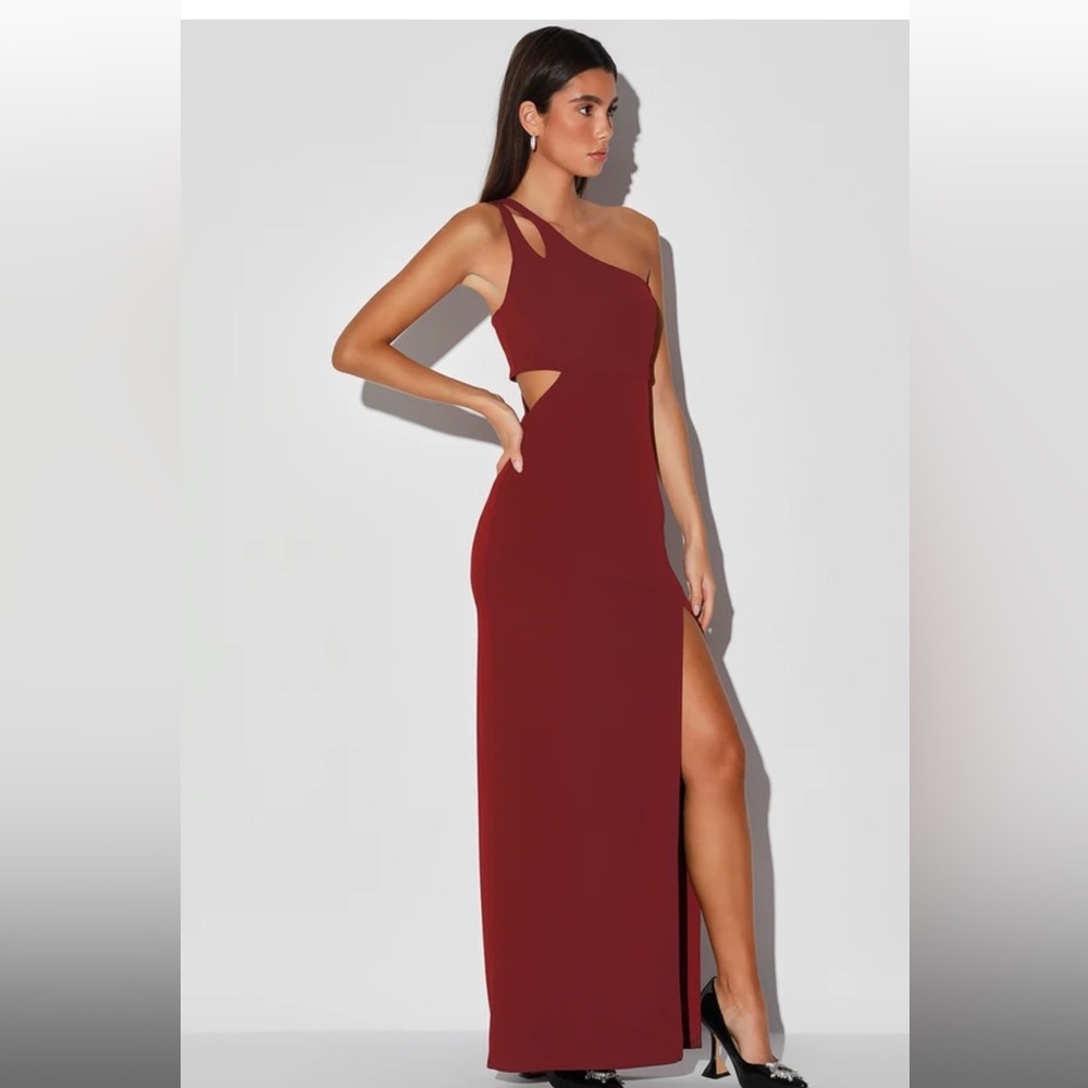 Lulu’s asymmetrical maroon dress